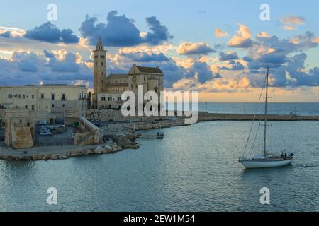 Hafen bei Sonnenuntergang:Trani Kathedrale (Apulien) -ITALIEN- Es ist ein großes Beispiel der apulischen romanischen Architektur. Stockfoto