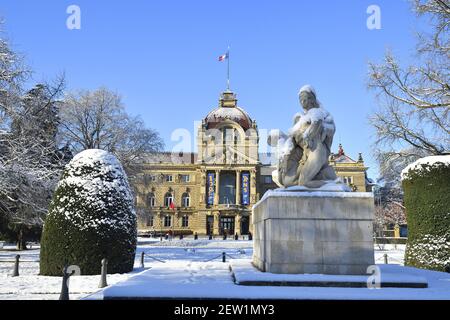 Frankreich, Bas Rhin, Straßburg, Neustadt aus der deutschen Zeit als Weltkulturerbe der UNESCO, Place de la Republique, Kriegsdenkmal, eine Mutter hält ihre beiden sterbenden Söhne, der eine blickt auf Frankreich und der andere auf Deutschland und den Palais du Rhin (ehemaliger Kaiserpalast) Stockfoto