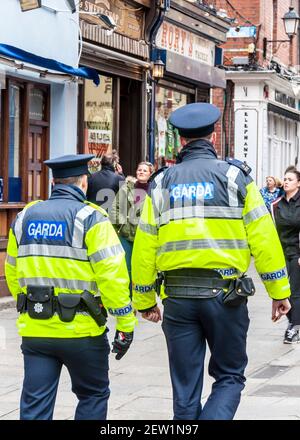 Garda, irische Polizei, Patrouille zu Fuß in Dublin, Irland Stockfoto