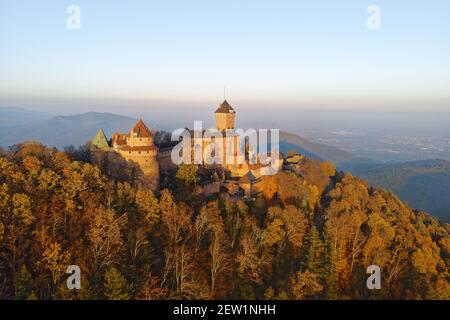 Frankreich, Bas Rhin, Alsace Wein Straße, Orschwiller, Haut Koenigsbourg Schloss am Fuße der Vogesen und mit Blick auf die Ebene des Elsass, mittelalterliche Burg aus dem 12. Jahrhundert, Es ist eingestuft als historisches Denkmal (Luftbild) Stockfoto