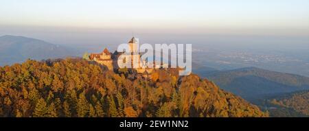 Frankreich, Bas Rhin, Alsace Wein Straße, Orschwiller, Haut Koenigsbourg Schloss am Fuße der Vogesen und mit Blick auf die Ebene des Elsass, mittelalterliche Burg aus dem 12. Jahrhundert, Es ist eingestuft als historisches Denkmal (Luftbild) Stockfoto