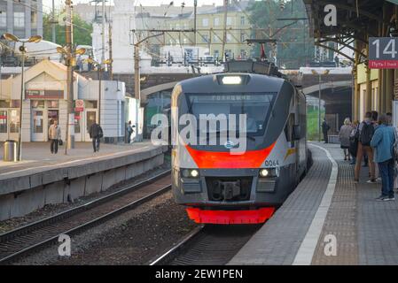 MOSKAU, RUSSLAND - 25. AUGUST 2020: Der Elektrozug EP2D-0064 kommt am Morgen des August auf dem Bahnsteig des Belorusski Bahnhofs an Stockfoto