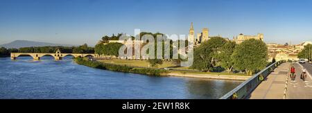 Frankreich, Vaucluse, Avignon, ViaRhôna, Panoramablick von der Daladier Brücke auf die Brücke Saint Benezet über die Rhône aus dem 12th. Jahrhundert mit der Kathedrale der Doms aus dem 12th. Jahrhundert und dem Palast der Päpste als UNESCO-Weltkulturerbe im Hintergrund Stockfoto