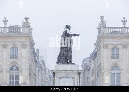 Frankreich, Meurthe et Moselle, Nancy, Stanislas-Platz (ehemaliger königlicher Platz) von Stanislas Leszczynski, König von Polen und letzter Herzog von Lothringen im 18th. Jahrhundert erbaut, als Weltkulturerbe der UNESCO, Fassade des Museums der Schönen Künste (Museum der Schönen Künste), Statue von Stanislas, Geländer und Straßenlaternen von Jean Lamour Stockfoto