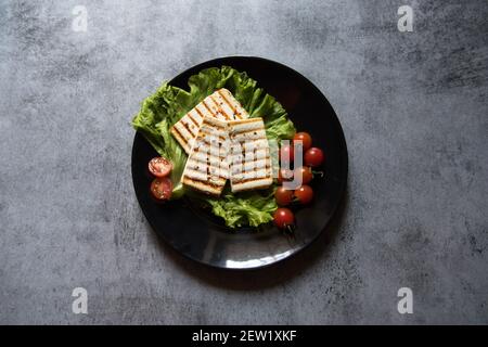 Gegrillter Paneer oder Quark auf einem Teller. Stockfoto