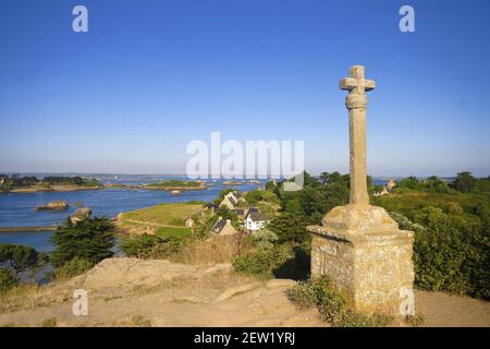 Frankreich, Côtes-d'Armor (22), île-de-Bréhat, croix de Maudez de la Chapelle Saint-Michel et Panorama sur l'embouchure du Trieux Stockfoto