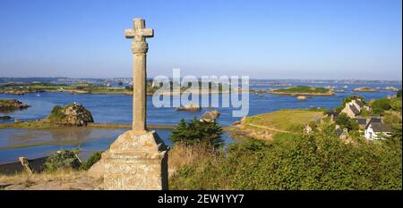 Frankreich, Côtes-d'Armor (22), île-de-Bréhat, croix de Maudez de la Chapelle Saint-Michel et Panorama sur les îles Béniguet et Grouezen depuis la Chapelle Saint-Michel Stockfoto