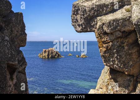 Frankreich, Côtes-d'Armor (22), île de Bréhat, voilier derrière les rochers de la pointe du Rosédo Stockfoto