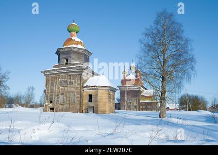 Alte Holzkirchen von Erzengel Michael und die Darstellung des Herrn an einem sonnigen Februartag. Tempelkomplex in Schelochowskaja Stockfoto