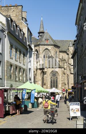 Frankreich, Côtes d'Armor, Saint-Brieuc, Straße Saint-Gilles an einem Markttag Stockfoto