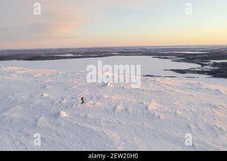 Finlande, Lappland, Kittila, Schneeschuhwanderung in der Taiga des Pallas-Yllästunturi National Park bei Sonnenaufgang (Luftaufnahme) Stockfoto