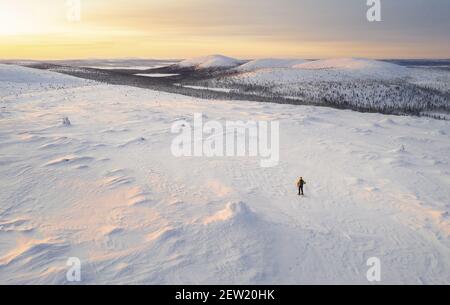 Finlande, Lappland, Kittila, Schneeschuhwanderung in der Taiga des Pallas-Yllästunturi National Park bei Sonnenaufgang (Luftaufnahme) Stockfoto