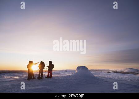 Finlande, Lappland, Kittila, Schneeschuhwanderung in der Taiga des Pallas-Yllästunturi National Park bei Sonnenaufgang Stockfoto