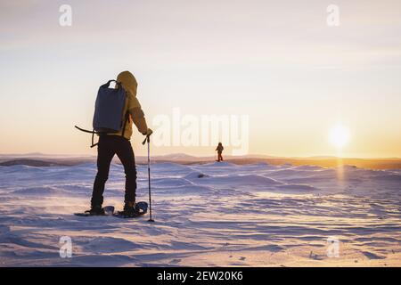 Finlande, Lappland, Kittila, Schneeschuhwanderung in der Taiga des Pallas-Yllästunturi National Park bei Sonnenaufgang Stockfoto