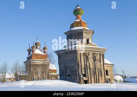 Blick auf den alten Tempelkomplex in Schelokhovskaya (1715) an einem sonnigen Februartag. Archangelsk Region, Russland Stockfoto