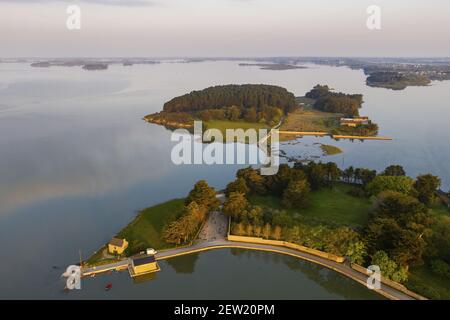 Frankreich, Morbihan, Luftaufnahme des Golfs von Morbihan oberhalb von Montsarrac bei Sonnenaufgang (Luftaufnahme) Stockfoto