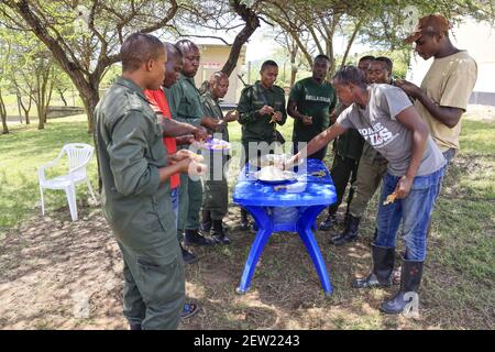 Tansania, Serengeti Nationalpark, Ikoma, kleiner Moment der Entspannung für das Mittagessen in der Mitte der K9 Einheit Stockfoto