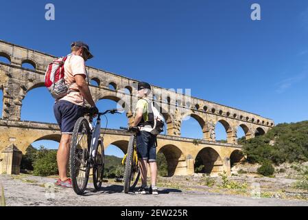 Frankreich, Gard, Vers-Pont-du-Gard, ViaRhôna, Vater und Sohn in der Nähe der Pont du Gard Stockfoto
