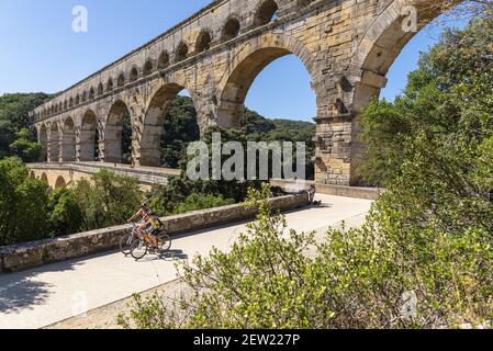 Frankreich, Gard, Vers-Pont-du-Gard, ViaRhôna, Vater und Sohn in der Nähe der Pont du Gard Stockfoto