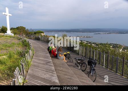 Frankreich, Hérault (34), Sète, Radfahrer betrachten die Stadt aus dem Panoramablick auf den Mont Saint-Clair Stockfoto