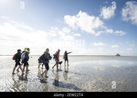 Frankreich, Manche, Gruppe Überqueren des Mont-Saint-Michel, der Mont-Saint-Michel Bucht Stockfoto