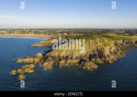 Frankreich, Ille-et-Vilaine, Saint-Briac-Sur-Mer, Luftaufnahme von der Pointe de la Garde Guérin bei Sonnenuntergang (Luftaufnahme) Stockfoto