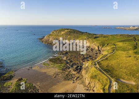 Frankreich, Ille-et-Vilaine, Saint-Briac-Sur-Mer, Luftaufnahme von der Pointe de la Garde Guérin bei Sonnenuntergang (Luftaufnahme) Stockfoto