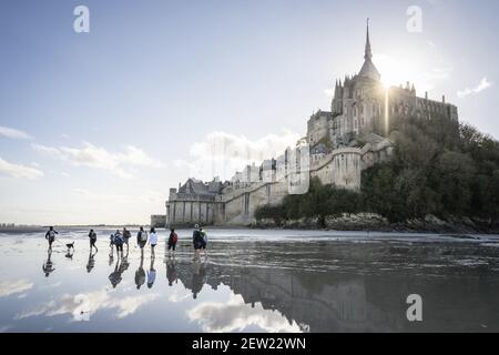 Frankreich, Manche, Gruppe Überqueren des Mont-Saint-Michel, der Mont-Saint-Michel Bucht Stockfoto