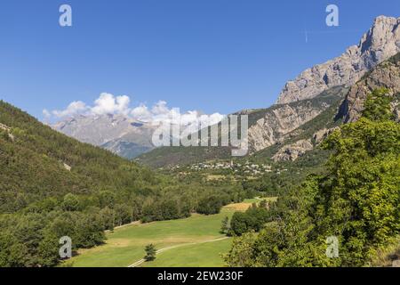 Frankreich, Hautes-Alpes, Ecrins Nationalpark, Vallouise Tal und Les Vigneaux Dorf, Mont Pelvoux im Hintergrund Stockfoto