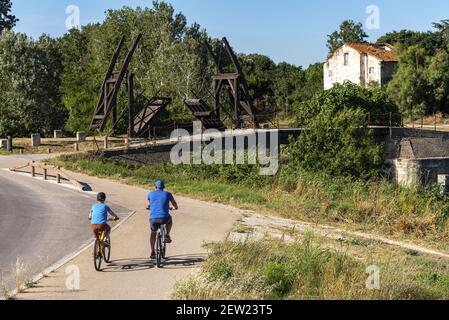 Frankreich, Bouches du Rhône (13), Viarhôna, Arles, Panoramablick von einem Radfahrer, der in der Nähe der Langlois-Brücke, bekannt als Van Gogh-Brücke, vorbeifährt Stockfoto