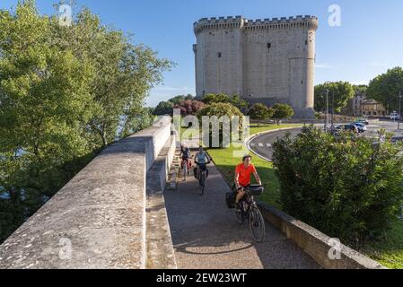 Frankreich, Bouches du Rhône (13), Viarhôna, Tarascon, Radfahrer auf dem ViaRhôna vor dem Schloss Tarascon Stockfoto