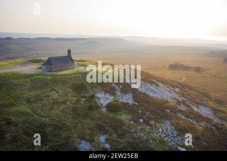 Frankreich, Finistere, Saint Rivoal, Luftaufnahme des Mont Saint-Michel-de-Brapart und seiner Kapelle bei Sonnenuntergang (Luftaufnahme) Stockfoto