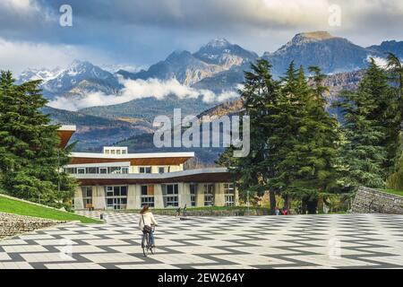 Frankreich, Isere, Saint Martin d'Heres, Grenoble Alpes University, Saint Martin d'Heres Campus, Joseph-Fourier University Library, Belledonne Massiv im Hintergrund Stockfoto