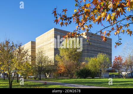 Frankreich, Isere, Saint Martin d'Heres, das neue Gebäude des Departementsarchivs von Isere, entworfen vom Architekten Jean-Philippe Charon aus Grenoble und fertiggestellt im November 2020 Stockfoto