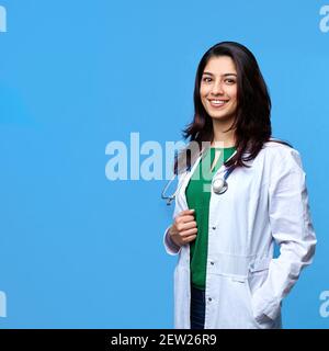 Medizinisches Konzept der schönen indischen Ärztin in weißem Mantel mit Stethoskop, Taille oben. Medizinstudent. Frau Krankenhausangestellte, die Kamera A betrachtet Stockfoto