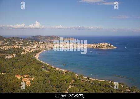 Frankreich, Haute Corse, Region Balagne, der Strand bei Calvi (Luftaufnahme) Stockfoto