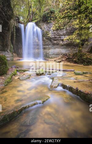 Frankreich, Isere, Saint-Baudille-de-la-Tour, Wasserfall Roche Stockfoto