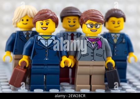 Tambov, Russische Föderation - 26. Februar 2021 Lego Geschäftsleute minifiguren stehen und blicken in ihre erfolgreiche Zukunft. Stockfoto