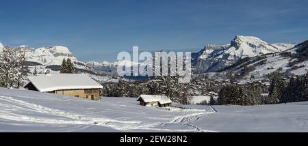 Frankreich, Haute Savoie, Pays du Mont Blanc, Megeve, au-dessus du Village, le hameau le Maz, vue panoramique d'un Chalet ferme traditionnelle, le domaine skiable du mont d'Arbois et les Massiv des Aravis et des Fiz Stockfoto