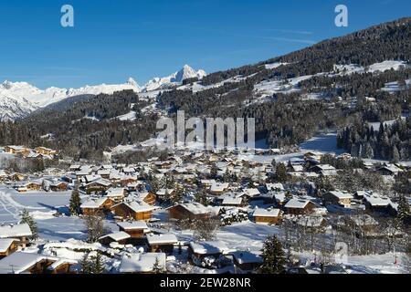 Frankreich, Haute Savoie, Mont-Blanc-Land, Megeve, allgemeine Ansicht des Dorfes, und die Aiguille Verte im Mont-Blanc-Massiv Stockfoto