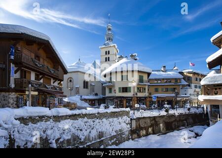 Frankreich, Haute Savoie, Mont Blanc Land, Megeve, in der Mitte des Dorfes der Strom von Planay und der Saint Paul Platz. Stockfoto