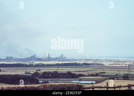 1978 Redcar Yorkshire - Redcar ist eine Küstenstadt in Redcar und Cleveland, North Yorkshire, England. Das Teesside Stahlwerk war ein großes Stahlwerk, das sich von den Städten Middlesbrough bis Redcar in North Yorkshire, England, erstreckte. Auf seiner Höhe befanden sich 91 Hochöfen im Umkreis von 10 Meilen um das Gebiet. Ende 1970s war nur noch eine auf der Teesside. Der 1979 eröffnete Hochofen von Redcar in der Nähe der Mündung des Flusses Tees war der zweitgrößte Hochofen Europas.der Großteil der Stahlwerke, einschließlich des Hochofens von Redcar, schloss 2015 Redcar North Yorkshire UK GB Stockfoto