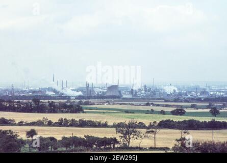 1978 Redcar Yorkshire - Redcar ist eine Küstenstadt in Redcar und Cleveland, North Yorkshire, England. Das Teesside Stahlwerk war ein großes Stahlwerk, das sich von den Städten Middlesbrough bis Redcar in North Yorkshire, England, erstreckte. Auf seiner Höhe befanden sich 91 Hochöfen im Umkreis von 10 Meilen um das Gebiet. Ende 1970s war nur noch eine auf der Teesside. Der 1979 eröffnete Hochofen von Redcar in der Nähe der Mündung des Flusses Tees war der zweitgrößte Hochofen Europas.der Großteil der Stahlwerke, einschließlich des Hochofens von Redcar, schloss 2015 Redcar North Yorkshire UK GB Stockfoto