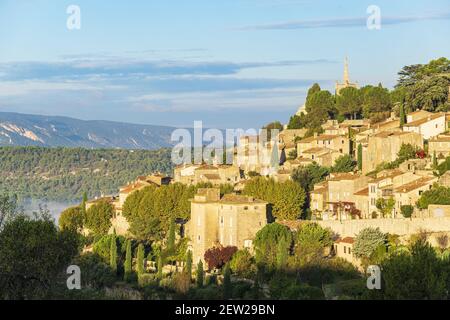 Frankreich, Vaucluse, regionaler Naturpark Luberon, Bonnieux, am Nordhang des Luberon-Massivs gelegenes Dorf Stockfoto