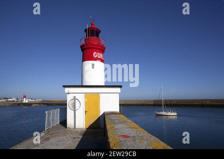 Frankreich, Finistère (29), Pays Bigouden, Le Guilvinec, Premier Port de pêche artisanale de France, le phare (feu du Môle nord) veille sur l'entrée du Port Stockfoto