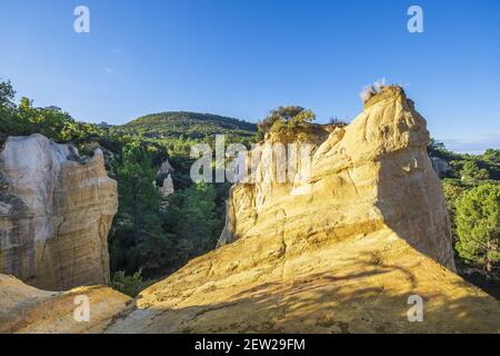 Frankreich, Vaucluse, regionaler Naturpark Luberon, Rustrel, das französische Colorado, ehemalige ockerfarbene Steinbrüche Stockfoto