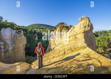 Frankreich, Vaucluse, Luberon regionaler Naturpark, Rustrel, Wanderung in der Französisch Colorado, ehemalige Ockersteinbrüche Stockfoto