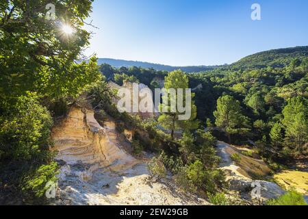 Frankreich, Vaucluse, regionaler Naturpark Luberon, Rustrel, das französische Colorado, ehemalige ockerfarbene Steinbrüche Stockfoto