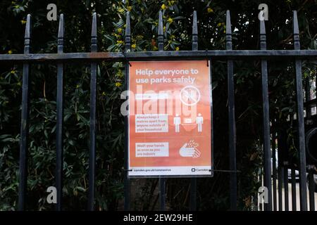 Lincoln's Inn Fields, London, Großbritannien. März 2021, 2nd. Leben sperren: Soziale Distanzierungszeichen. Kredit: Matthew Chattle/Alamy Live Nachrichten Stockfoto