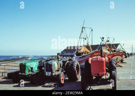 1978 Redcar Seafront - Redcar, Traktoren, die Fischerboote aus dem Wasser ziehen, das in der Nähe des Redcar Pier geparkt ist. Dieser Pier wurde zwischen 1980 und 1981 abgerissen. Redcar, The Esplanade, Redcar, Redcar und Cleveland, North Yorkshire, England, GB, Großbritannien, Europa Stockfoto